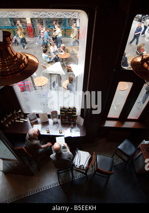 Männer trinken in das Gasthaus Lamm ein altes traditionelles englisches Pub in Leadenhall Market in der City of London Stockfoto