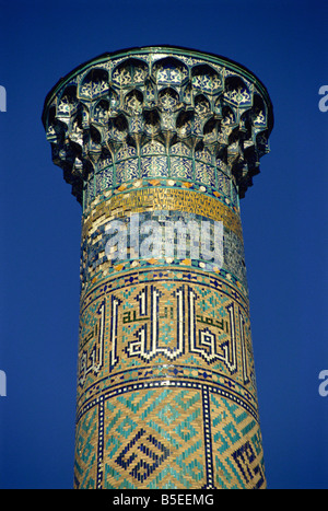 Detail der glasierten Fliesen Minarett aus dem 17. Jahrhundert, Tilla Kari, Registan Quadrat, Samarkand, Usbekistan, Zentralasien Stockfoto