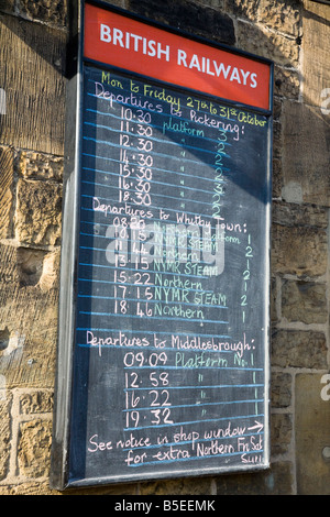 North Yorks britischen Bahnhof Fahrplan, Fahrpläne, Ankünfte & Abflüge. Grosmont, North Yorkshire Railway. Stockfoto