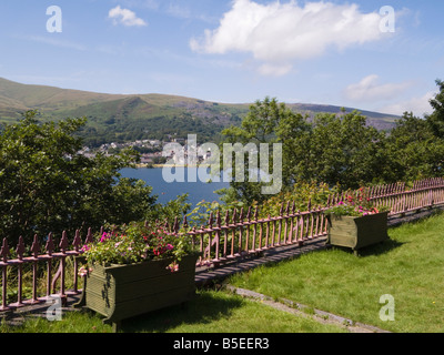 Llanberis Gwynedd North Wales UK Blick vom Padarn "Country Park" zum Dorf über Llyn Padarn See in Snowdonia "Nationalpark" Stockfoto