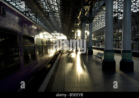 Northern Rail Zug am Bahnhof Manchester Piccadilly bei Sonnenaufgang als der Arbeitstag beginnt. Stockfoto