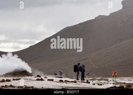 Touristen werden im Bereich Goethermal Namsskard bei starkem Regen Island Stockfoto