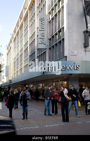 Menschen beim Einkaufen in Oxford Street Stockfoto