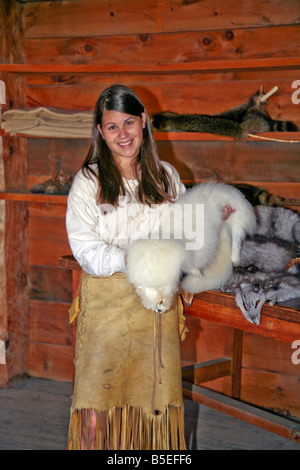 Native Indian Maiden mit einer Sammlung von Pelze an der authentischen indischen Dorf Mid-Ontario Canada Stockfoto