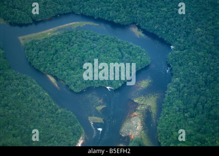 Fluss in der Nähe von Kavak ein indianisches Dorf in der Nähe der Angel fällt Venezuela in Südamerika Stockfoto