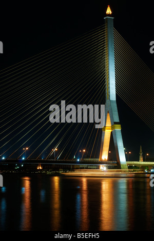 Die Rama-VIII-Brücke in Bangkok bei Nacht, Thailand Stockfoto