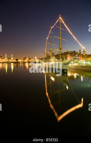 Eine Yacht in Puerto Madero, Buenos Aires, ist in der Nacht von Lichtern beleuchtet Stockfoto