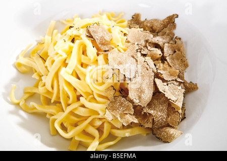 Nudeln mit in Scheiben geschnittenen Trüffel Stockfoto