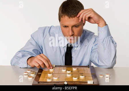 Geschäftsmann, chinesisches Schach spielen Stockfoto