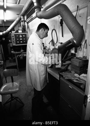 Modellbauer arbeiten an einem Workshop an der alten Gymnasium, Redruth, Cornwall Stockfoto