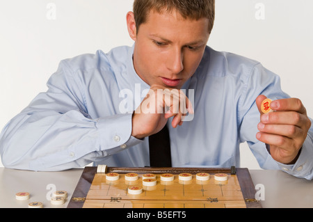 Geschäftsmann, chinesisches Schach spielen Stockfoto