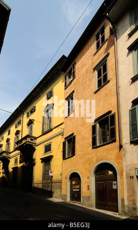 Die Fassade eines Gebäudes in Bergamo, ausstellen, die schöne Architektur und die warmen Farben typisch für Norditalien. Stockfoto