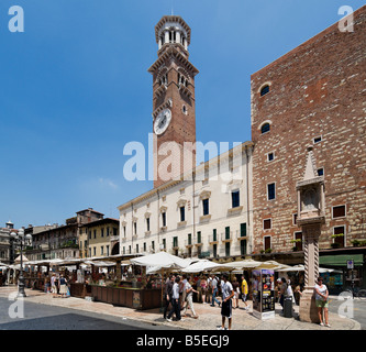 Marktstände vor der Torre dei Lamberti in der Piazza Delle Erbe, Verona, Veneto, Italien Stockfoto