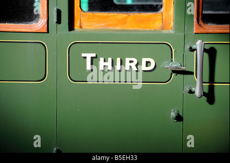 Der Bluebell Railway in East Sussex. Eine Kutsche Tür einer dritten Klasse reisen Fach auf die erhaltenen Dampfeisenbahn. Stockfoto