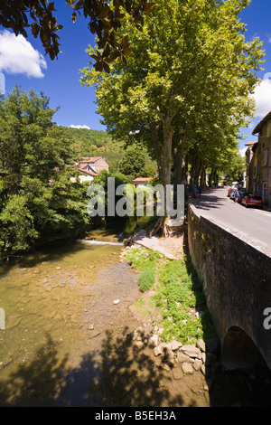 Kleiner Bach läuft neben der Straße bei Saint Antonin Noble Val, Tarn et Garonne, Frankreich Europa Stockfoto