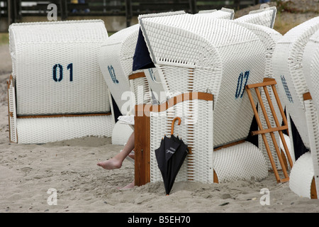 Urlauber, die Zeitungslektüre im Strandkorb, Heiligendamm, Deutschland Stockfoto