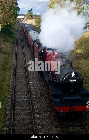 Die LMS Jubilee Klasse 5690 "Leander" Steam Locomotive Zug auf die Great Central Railway zwischen Loughborough und Quorn Stockfoto