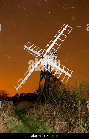 Boardmans Windmühle am wie Hügel auf den Norfolk Broads-Photogred in der Nacht zusammen mit Sternspuren mit einer langen Belichtungszeit. Stockfoto