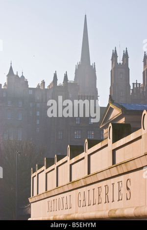 Der neue Teil des The National Gallery of Scotland in Edinburgh. Dies ist der national Art Gallery of Scotland. Eine aufwendige klassizistische Gebäude, steht es auf The Mound, zwischen den beiden Abschnitten des Edinburgh Princes Street Gardens. Das Gebäude, das von William Henry Playfair entworfen wurde, öffnete sich der Öffentlichkeit im Jahre 1859. Stockfoto