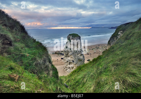 Whiterocks Strand in Portrush, Nordirland bei Sonnenuntergang Stockfoto