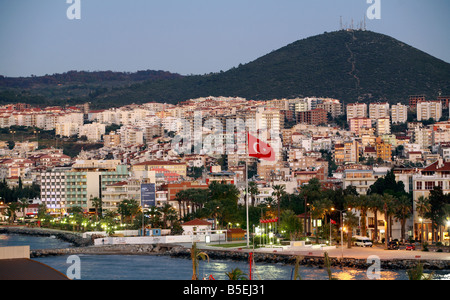 Türkische Flagge vor dem Stadtpanorama von Kusadasi, Türkei Stockfoto