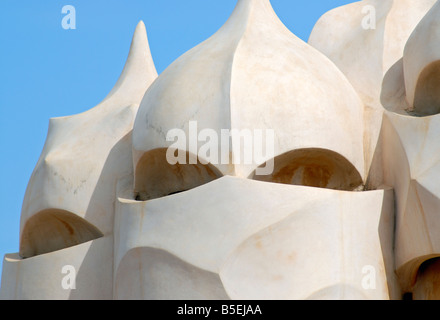 Krieger wie Schornsteine auf Terrasse Dach der Casa Mila La Pedrera Gebäude entworfen von Antoni Gaudi Barcelona Katalonien Spanien Stockfoto