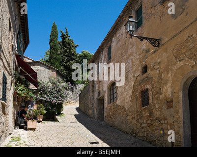 Typische Straße in die Hügel der Stadt Volterra, Toskana, Italien Stockfoto