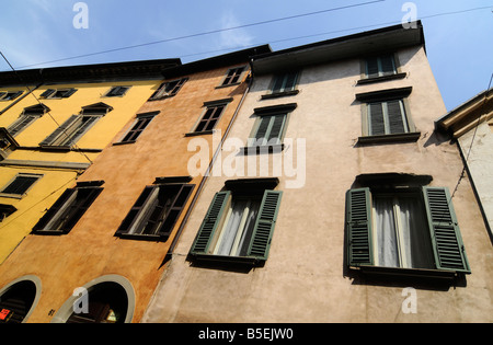 Die Fassade eines Gebäudes in Bergamo, ausstellen, die schöne Architektur und die warmen Farben typisch für Norditalien. Stockfoto