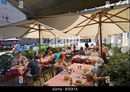 Cafe in der Piazza dei Priori außerhalb der Palazzo Pretorio, Volterra, Toskana, Italien Stockfoto