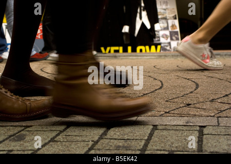 Die Menschen gehen entlang Takeshita Dori eine der Straßen der hip Harajuku in Tokio. Stockfoto