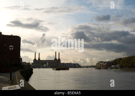 Blick auf die Themse in Richtung Battersea Power Station, von der Themse Weg Vauxall genommen Stockfoto