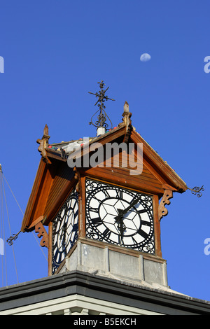 Uhrturm (ursprünglich ein Hafenhauptmann Büro im 19. Jahrhundert) mit Möwe - V & A Waterfront, Kapstadt, Südafrika Stockfoto