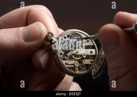 Reparatur einer alten Taschenuhr Stockfoto