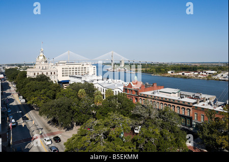 Blick über den Savannah River blickte Bay Street in Richtung Rathaus und Talmadge Memorial Bridge, Savannah, Georgia, USA Stockfoto