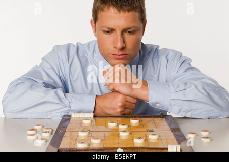 Geschäftsmann, chinesisches Schach spielen Stockfoto