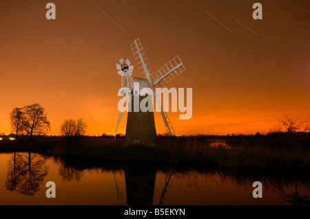 Torf Fen Windmühle am wie Hügel auf den Norfolk Broads-Photogred in der Nacht zusammen mit Sternspuren mit einer langen Belichtungszeit. Stockfoto