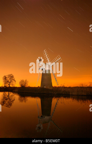 Torf Fen Windmühle am wie Hügel auf den Norfolk Broads-Photogred in der Nacht zusammen mit Sternspuren mit einer langen Belichtungszeit. Stockfoto