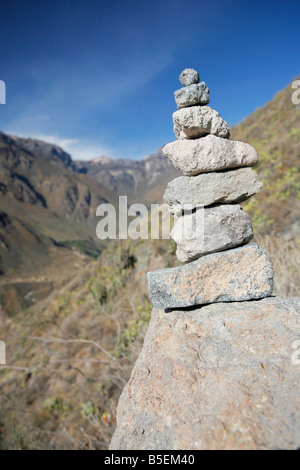 Apacheta oder Stein Stapel in den Colca Canyon in Arequipa, Peru. Stockfoto