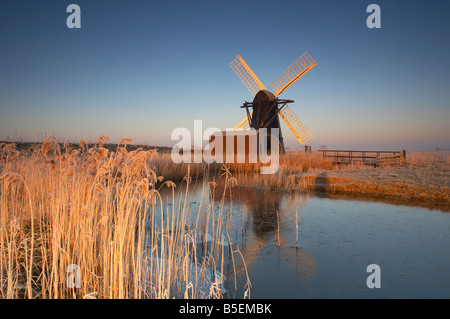 Kalte Hoarfrosted Sonnenaufgang am Herringfleet Windmühle auf dem & Suffolk Norfolk Broads Stockfoto