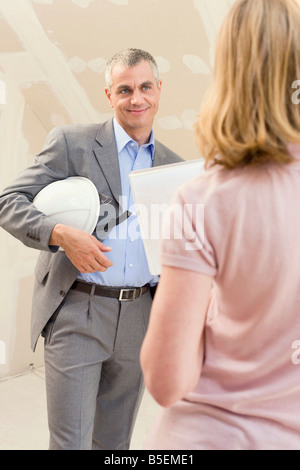 Junge Frau und Architekten ein Gespräch Stockfoto