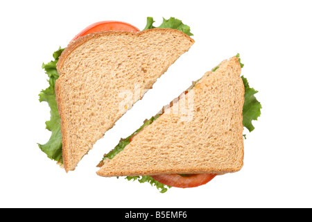 Sandwich geschnitten in halben Ausschnitt auf weißem Hintergrund Stockfoto