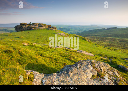 Mann auf Sattel Tor Dartmoor National Park Devon England Stockfoto