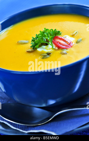 Kürbis oder Kürbis-Suppe in eine Schüssel geben Stockfoto