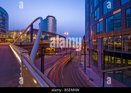 Brücke und Straßenbahn Linie leichte Wanderwege, Piccadilly, Manchester, UK Stockfoto