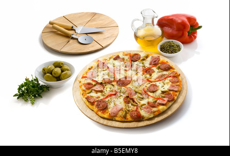 Salami und Käse Pizza isoliert auf weiss hat einige Zutaten ringsum und ein Holzteller und Server. Stockfoto