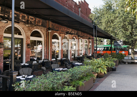 Traditionelles Restaurant im Stadtmarkt mit Old Town Trolley hinter Historic District, Savannah, Georgia, USA Stockfoto