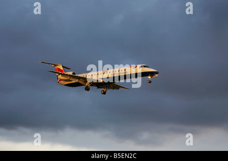 British Airways Flugzeug kommen ins Land während eines Sturms am Flughafen Manchester & beleuchtete durch das warme Licht vor Sonnenuntergang Stockfoto