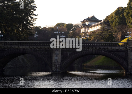 Der Kaiserpalast in Tokio, Japan. Die Nijubashi steht im Vordergrund im Osten Garten des kaiserlichen Palastes. Stockfoto