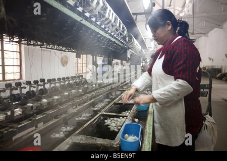 Eine asiatische Frau arbeitet in einer Spinnerei in Suzhou, China Stockfoto