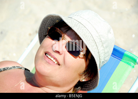 Reife Frau im Strandkorb entspannen Stockfoto